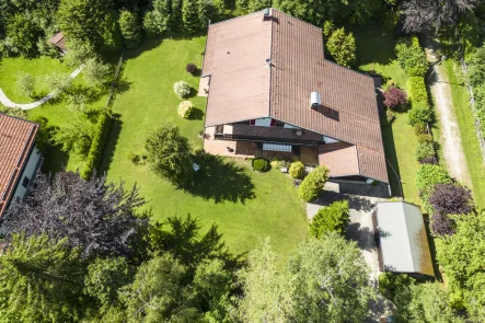 Objektansicht - Haus kaufen in Wildsteig - Ortsrandlage mit herrlichem Berg-/ Weitblick! Stilvolles Landhaus mit ca. 1.900 m² Grund - Wildsteig