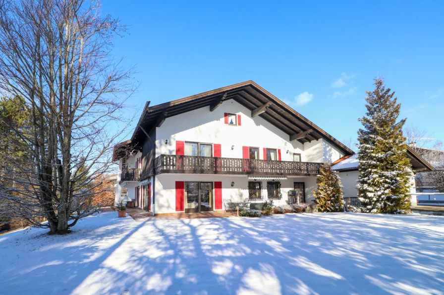 Objektansicht - Haus kaufen in Wildsteig - Ortsrandlage mit herrlichem Berg-/ Weitblick! Stilvolles Landhaus mit ca. 1.900 m² Grund - Wildsteig