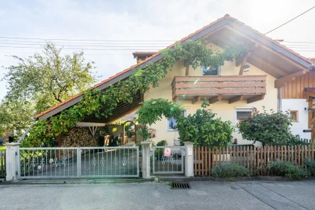 Außenansicht - Haus kaufen in Peiting - Kernsanierte und gemütliche Doppelhaushälfte mit Carport und Top Energiewert in Peiting!