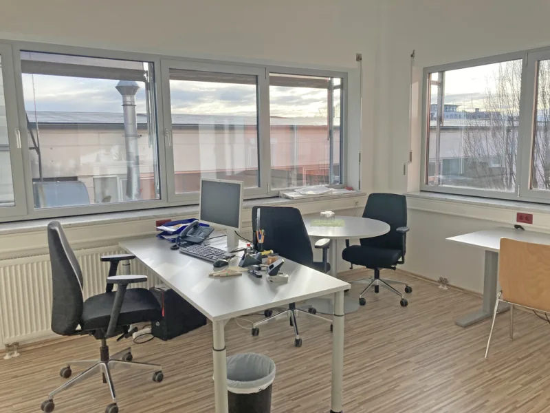 Bürofläche 2. OG - Büro/Praxis mieten in Augsburg - Große Fenster - helle Räume