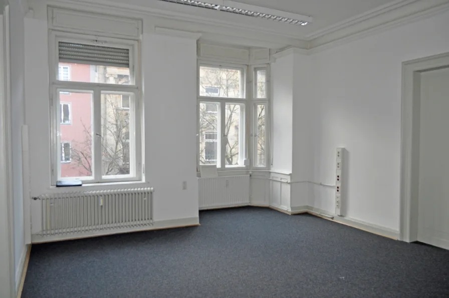 Bürofläche 2. OG - Büro/Praxis mieten in Augsburg - Denkmalschutz - 7 Büroräume