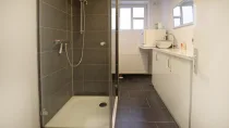 Küche mit Dusche