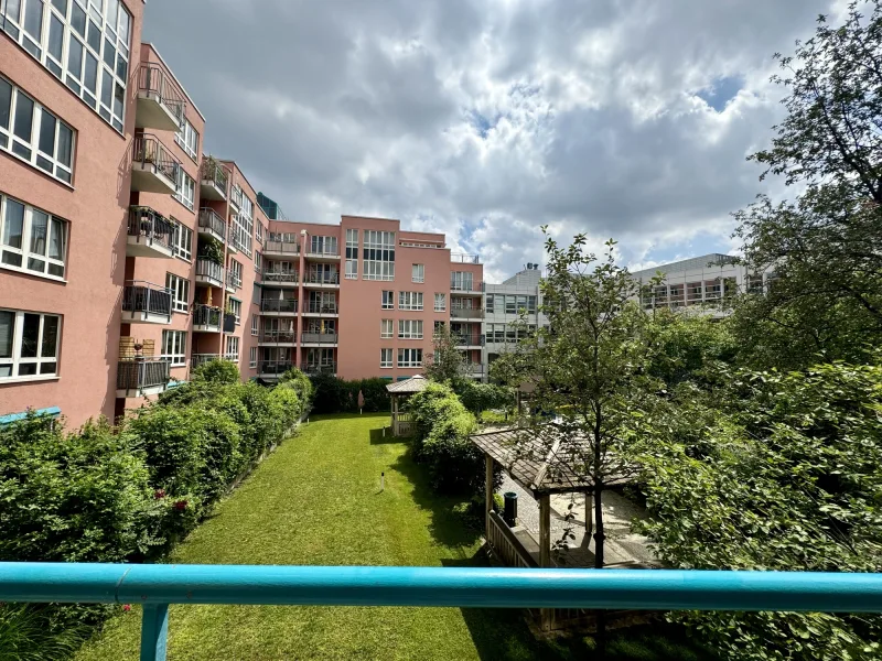 Ausblick in den Innenhof - Wohnung kaufen in München - großzügig geschnittenes, modern renoviertes Apartment in zentraler Lage mit Blick ins Grüne!