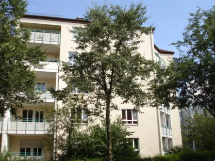 Hausansicht / Balkonansicht - Wohnung mieten in München - Zamilapark/Bogenhausen - 2-Zimmer-Whg. mit Privatgarten