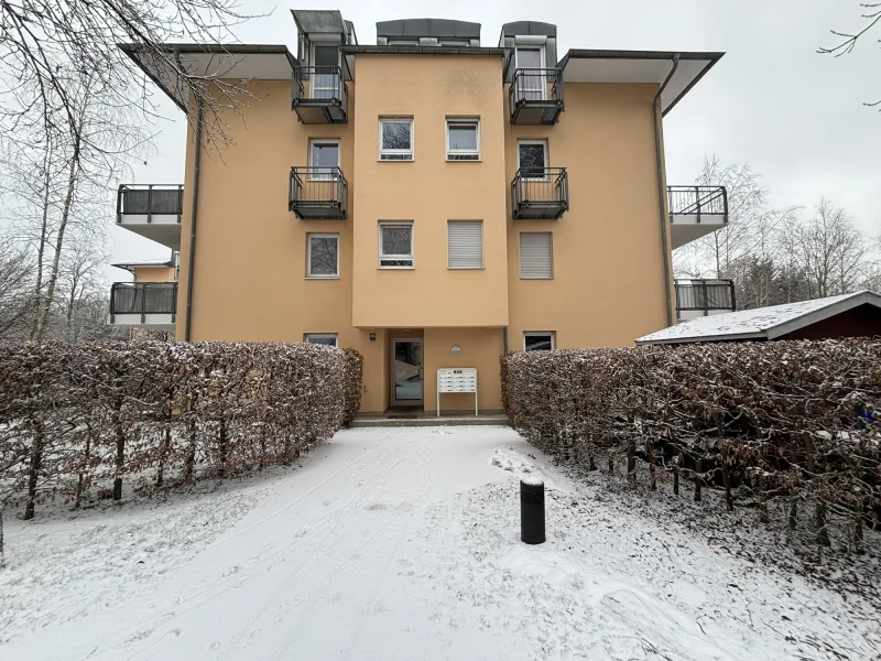 Hausansicht - Wohnung kaufen in Ottobrunn - Freie, gemütliche 2-Zi.-Dachterrassenwohnung, zentral & mitten im Grünen