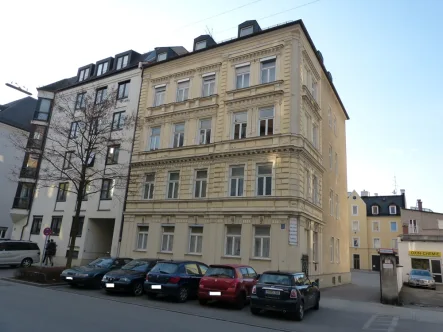 Vordergebäude Ansicht von vorne - Haus kaufen in München - Historischer Altbau mit Vorder-/ Rückgebäude in bester Lage Maxvorstadt mit potentieller Baureserve