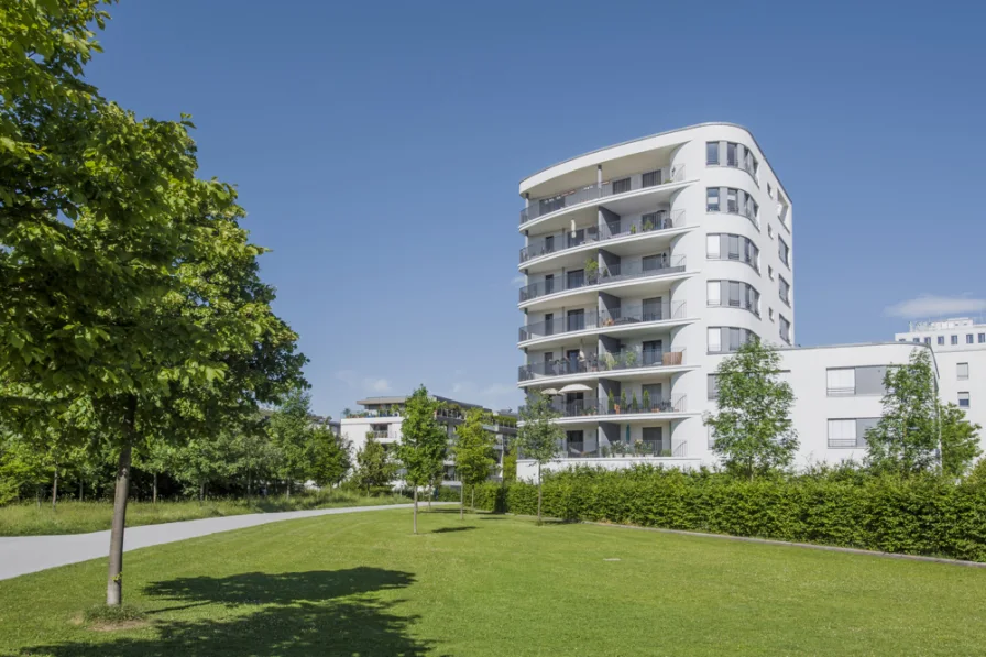 Hausansicht - Wohnung mieten in München - Helle und großzügige 4 Zimmer-Wohnung mit Terrasse, Balkon und Bergblick nähe Hirschgarten