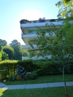 Hausansicht - Wohnung mieten in München - Helle 2-Zimmer-Wohnung mit großem Balkon in Bogenhausen