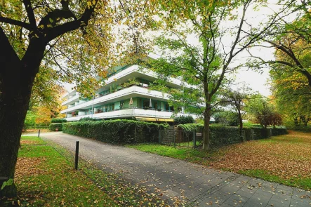 Hausansicht - Wohnung mieten in München - Helle 2-Zimmer-Wohnung mit  Balkon in Bogenhausen
