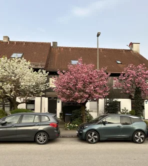 Hausansicht - Haus mieten in Martinsried - Großzügiges Reihenmittelhaus mit Garten in Martinsried