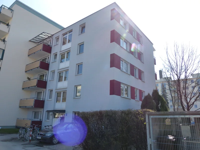 Hausansicht - Wohnung mieten in Ismaning - 1 Zimmer Wohnung mit Balkon in Ismaning