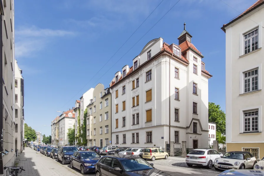 Hausansicht - Wohnung mieten in München - 5 Zimmer-DG-Wohnung mit Dachterrasse in Schwabing