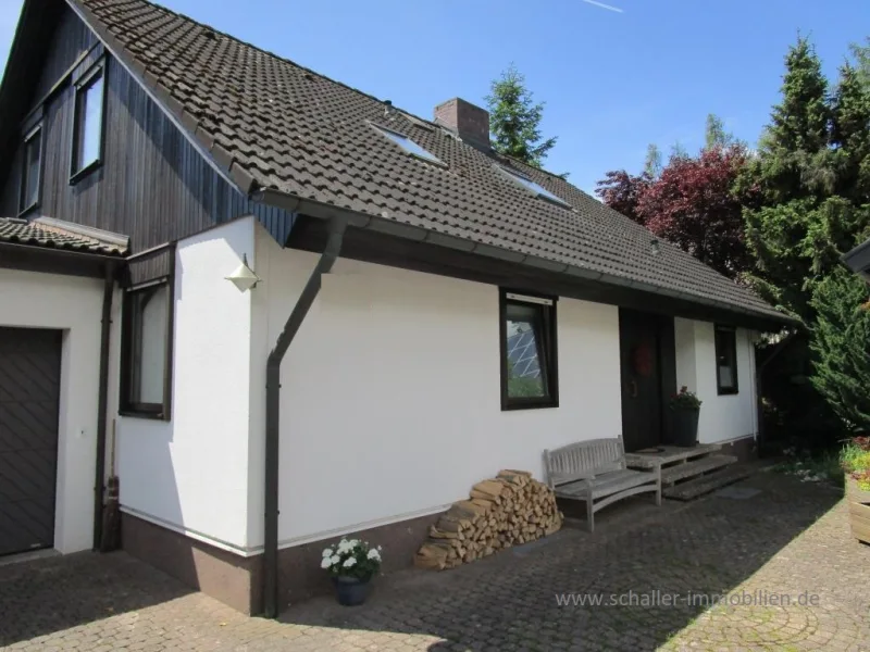 Hausansicht Eingangsseite - Haus kaufen in Nürnberg - Freistehendes Einfamilienhaus in Nbg. - Weiherhaus / Haus kaufen