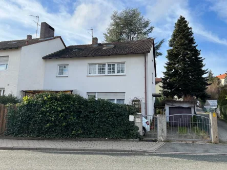 Hausansicht - Haus kaufen in Fürth - Kapitalanlage: 3 Fam. Hs. Fürth Nähe Klinikum / Haus kaufen