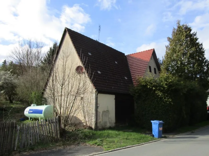 Haus mit Scheune - Haus kaufen in Altdorf - Kleines älteres Bauernhaus mit Scheune zum Renovieren in Altdorf-OT