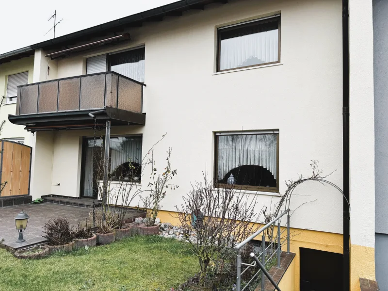 Ansicht mit Terrasse - Haus kaufen in Cadolzburg - 1 - 2 Fam. RMH in Cadolzburg / Haus kaufen