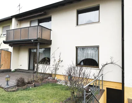 Ansicht mit Terrasse - Haus kaufen in Cadolzburg - 1 - 2 Fam. RMH in Cadolzburg / Haus kaufen