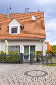 Hausansicht - Haus kaufen in Nürnberg - Hochwertige DHH mit TOP Ausstattung in ruhiger Lage  / Haus kaufen