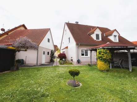 Hausansicht - Haus kaufen in Nürnberg - Wohnen am Röthenbacher Landgraben: Moderne DHH mit TOP Ausstattung / Haus kaufen