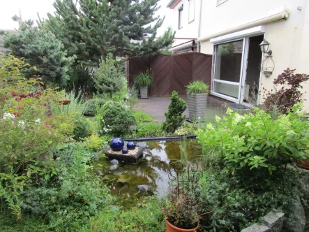 Terrasse und Gartenteich - Haus kaufen in Wendelstein - Gepflegte DHH Wendelstein - Kleinschwarzenlohe / Haus kaufen