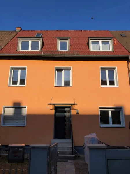 Eingang - Haus kaufen in Nürnberg - Gut vermietetes 3 Familienhaus Nürnberg - Eberhardshof / Haus kaufen