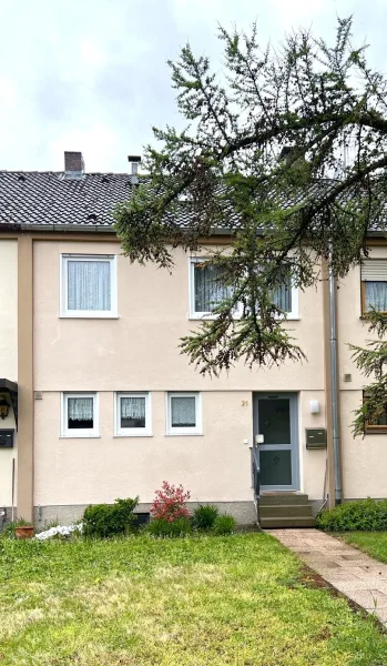 Hausansicht - Haus kaufen in Nürnberg - Gepflegtes RMH in Nürnberg - Eibach / Haus kaufen