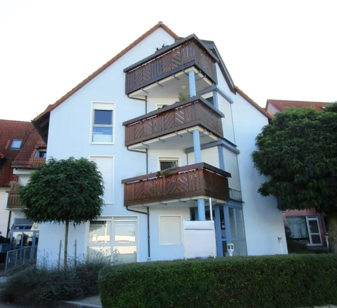 Hausansicht - Wohnung kaufen in Eckental - Helle 2-Zimmer-Dachgeschoss-ETW mit Balkon - Eckental / Wohnung kaufen