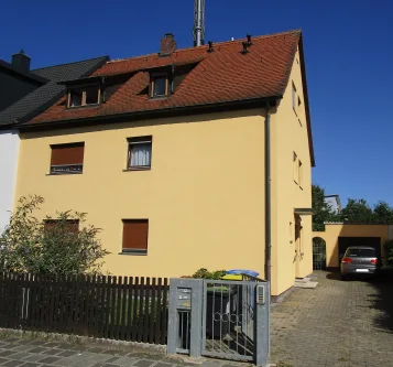 Hausansicht - Wohnung mieten in Nürnberg - 2,5-Zi. DG-Wohnung im 3 Fam. Haus Nürnberg - Gaismannshof / Wohnung mieten