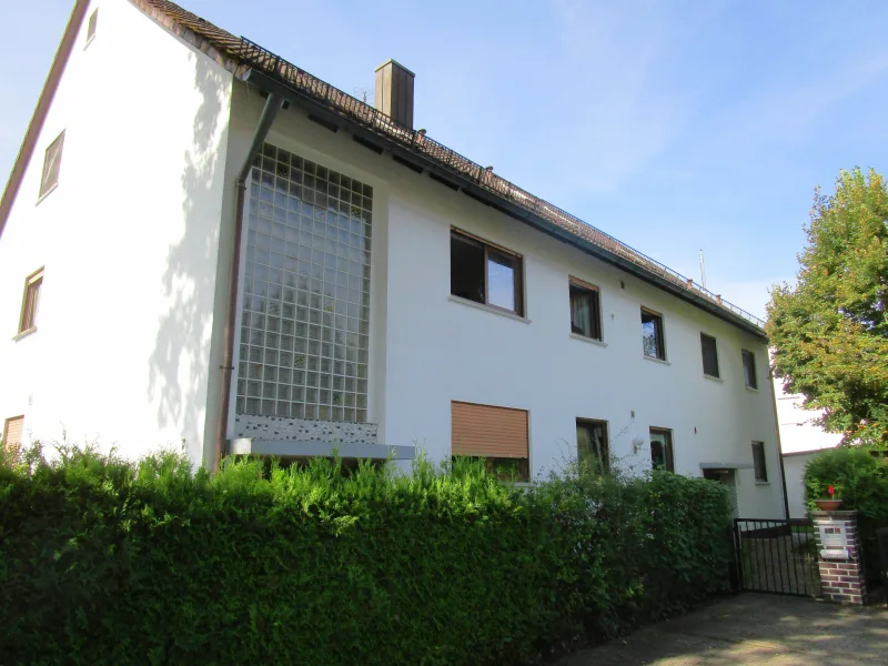 Hausansicht - Haus kaufen in Schwaig - 3+1 = 4-Familien-Haus in Schwaig - Behringersdorf / Haus kaufen