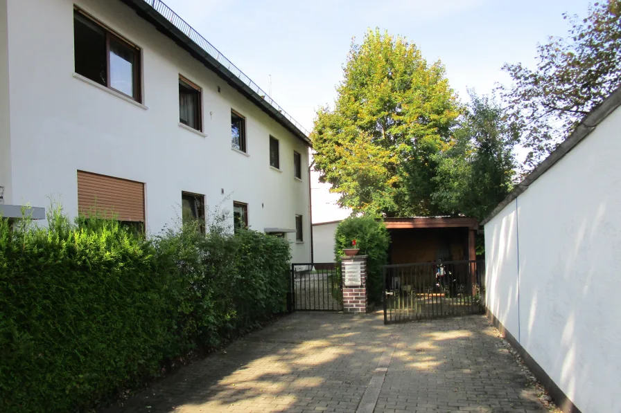 Hausansicht mit Stellplätzen - Haus kaufen in Schwaig - Mehrfamilienhaus in Schwaig - Behringersdorf / Haus kaufen