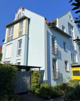 Hausansicht Vorderseite - Wohnung kaufen in Fürth - TOP 3 Zi.-ETW mit Terrasse und Gartenanteil in Fürth - Ronhof / Wohnung kaufen