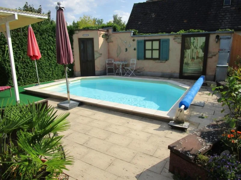 Pool mit mediterranem Ambiente