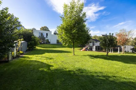 Hausansicht - Haus kaufen in Oberasbach - Villa im Bauhausstil direkt am Wiesengrund in Oberasbach / Haus kaufen