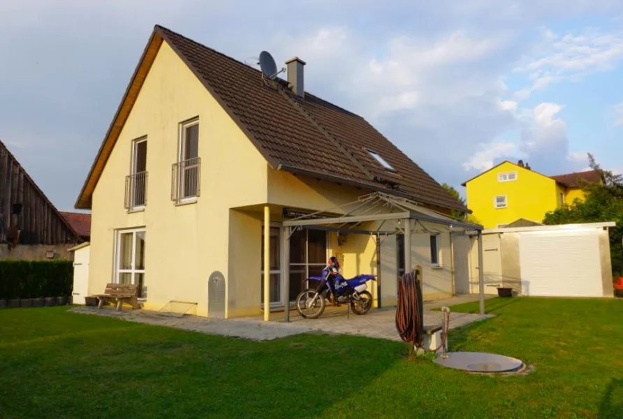 Hausansicht mit Terrasse - Haus kaufen in Adelsdorf - Freistehendes EFH mit Wärmepumpe, Doppelgarage und Carport in Adelsdorf / Haus kaufen