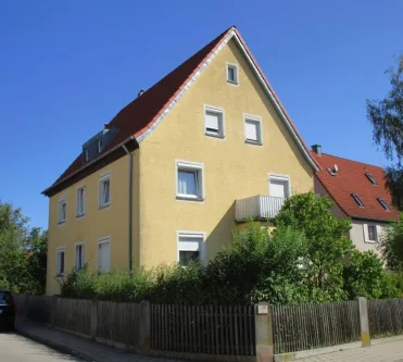 Hausansicht Straßenseite - Zinshaus/Renditeobjekt kaufen in Neuendettelsau - Kapitalanlage ! 3 Familien Haus in Neuendettelsau / Haus kaufen