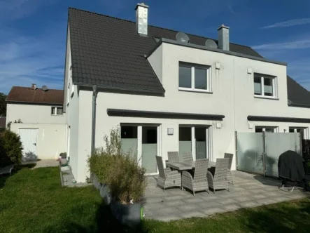 Hausansicht mit Terrasse - Haus kaufen in Schwaig - Neuwertige DHH Kfw 55 in Behringersdorf / Haus kaufen