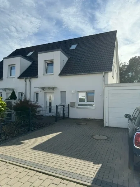 Hausansicht mit Garage