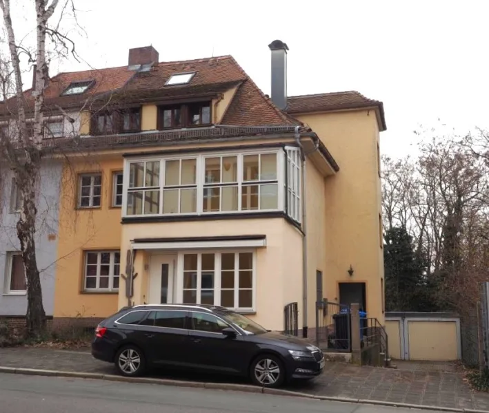 Hausansicht Vorderseite - Haus kaufen in Nürnberg - Charmantes 3-Familien Haus in Nürnberg - Hasenbuck / Haus kaufen