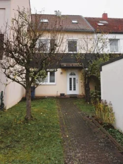 Hausansicht Straßenseite - Haus kaufen in Fürth - Geräumiges RMH in TOP Lage Fürth - Nähe Klinikum / Haus kaufen