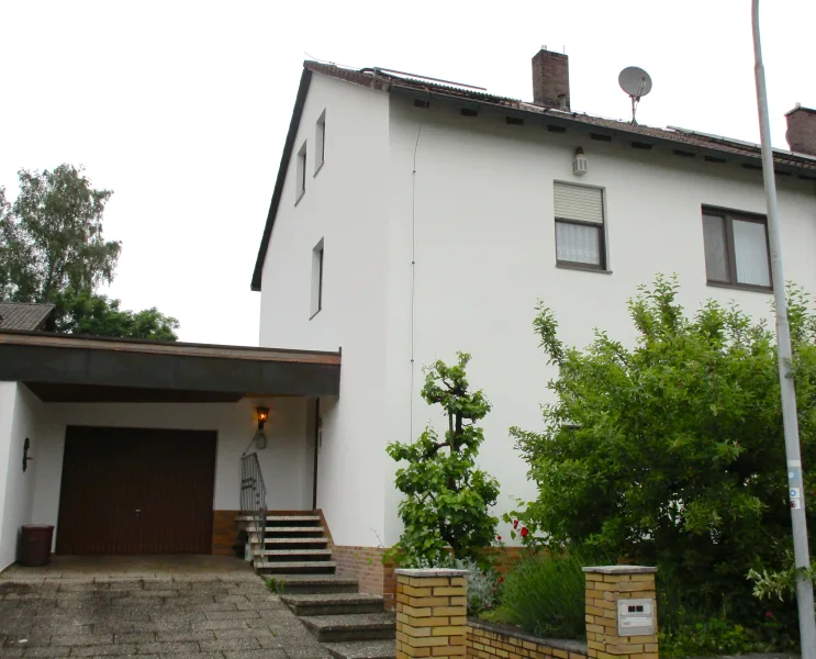 Hausansicht - Haus kaufen in Stein - DHH mit Ausbaureserve in Stein - Oberweihersbuch / Haus verkaufen