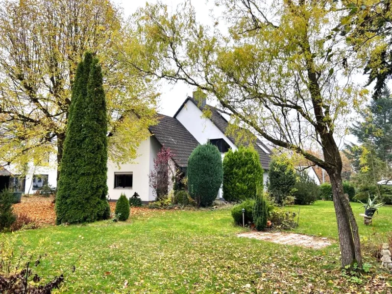 Hausansicht Garten - Haus kaufen in Schwabach - Architektenhaus auf großem Grundstück in bevorzugter Lage in Schwabach / Haus kaufen