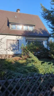 Vorderansicht - Haus kaufen in Nürnberg - Ruhig Wohnen: DHH mit großem Garten Nbg. - Kettelersiedlung / Haus kaufen