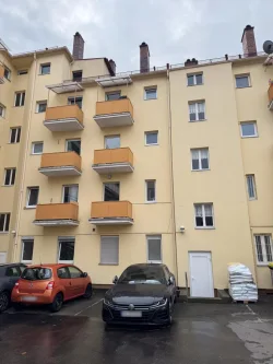 Hausansicht - Wohnung kaufen in Nürnberg - Schnucklige 2 Zi. ETW mit Balkon N-Süd  / Wohnung kaufen