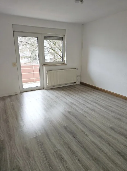 Wohnzimmer - Wohnung mieten in Nürnberg - Zentral gelegene 2 Zi.-Wohnung mit Balkon in Nürnberg / Wohnung mieten