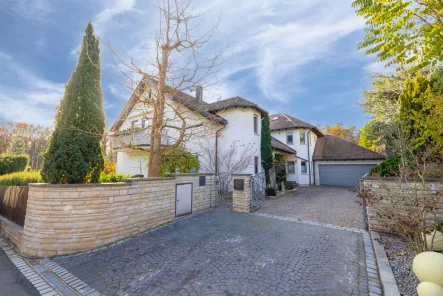 Hausansicht und Zufahrt - Haus kaufen in Obermichelbach - Freist. 3-Familien-Haus in Traumlage Obermichelbach - Rothenberg / Haus kaufen