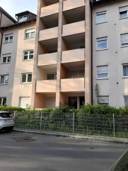 Hausansicht - Wohnung mieten in Nürnberg - Gepflegte 1 Zi. EG-Wohnung mit Balkon in Nürnberg-Doos / Wohnung mieten