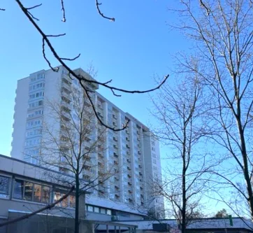 Hausansicht - Wohnung kaufen in Nürnberg - Modernisierte 3 Zi.-ETW mit Weitblick und Balkon Nbg. Langwasser / Wohnung kaufen