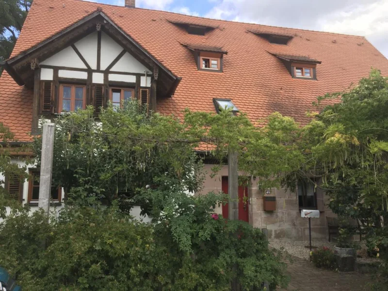 Haus im Sommer - Wohnung kaufen in Nürnberg - Liebhaber gesucht ! Im Fachwerkhaus: 3-Zi. Terr. ETW N - Muggenhof / Wohnung kaufen