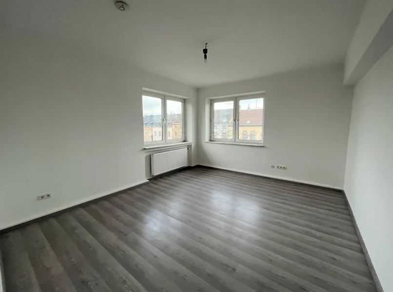 Wohnzimmer - Wohnung mieten in Düsseldorf - Frisch saniert! Wohnung in direkter Flughafen-Nähe in Düsseldorf-Unterrath.