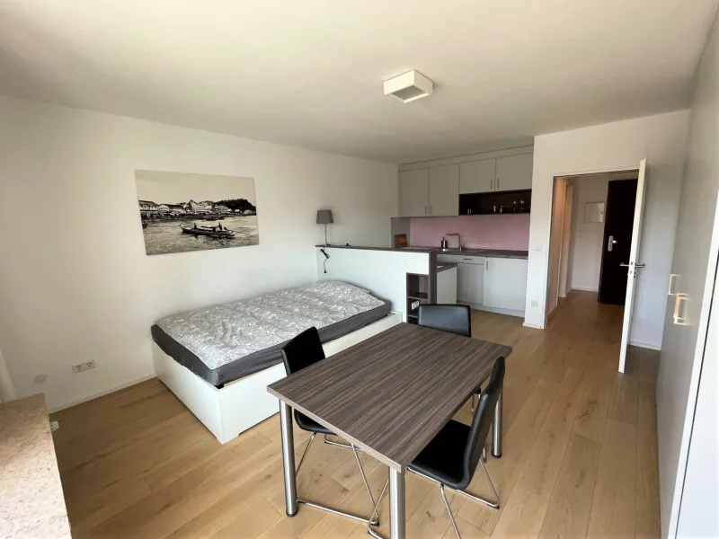 Schlaf- und Essbereich - Wohnung mieten in Düsseldorf - Möbliertes City-Apartment mit Balkon in schöner Lage